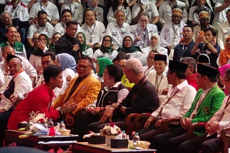 Ketua Umum PSI Kaesang Pangarep mencium tangan Ketua Umum PDI-P Megawati Soekarnoputri di KPU, Jakarta, Selasa (14/11/2023). 
