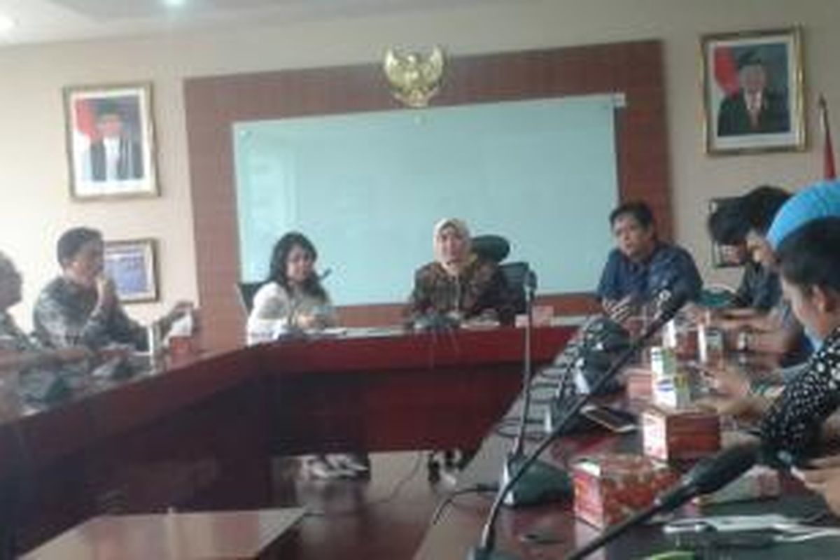 Direktur Utama Sarinah (Persero) Ira Puspadewi di Kantor Kementerian BUMN, Jumat (15/1/2016). Ira memberikan keterangan pers mengenai peristiwa bom yang terjadi pada Kamis kemarin