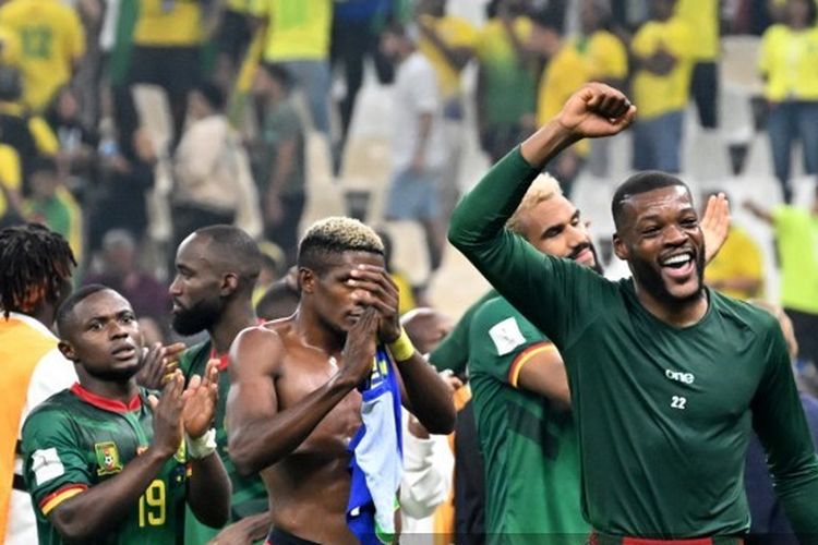 Para pemain Kamerun merayakan keberhasilan mereka mengalahkan Brasil 1-0 pada matchday 3 Grup G PIala Dunia 2022 di Stadion Lusail, Qatar, Sabtu (3/12/2022) dini hari WIB. Meski menang, Kamerun tersingkir.
