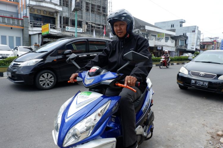 Rismond, pengguna motor listrik yang tidak lagi bergantung pada BBM di Pangkal Pinang.