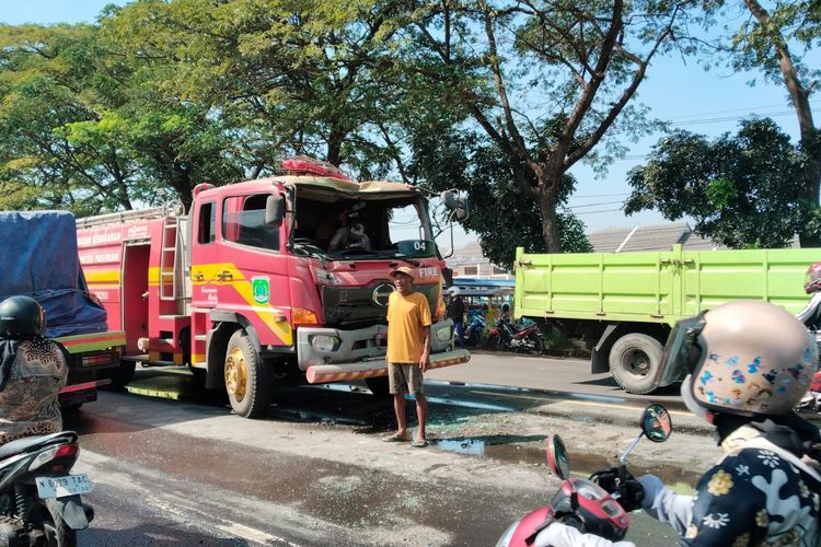 Mobil Damkar Ringsek Tabrak Truk Molen di Jalur Pantura Pasuruan, Petugas Sempat Terjepit