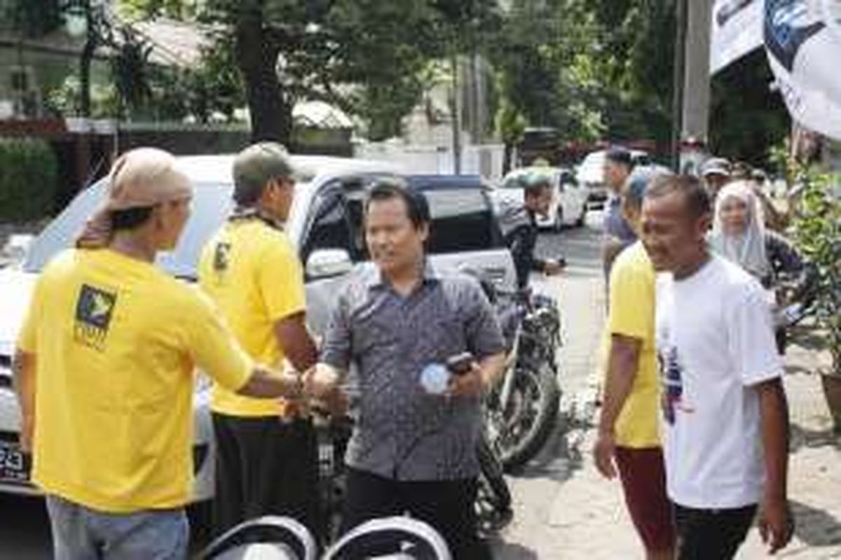 Salah seorang anggota PBHI dan beberapa perwakilan warga Kampung Lauser, Kebayoran Baru, Jakarta Selatan, tiba usai melakukan audiensi di DPRD DKI, Senin (9/5/2016). Warga menolak rencana Pemerintah Kota Jakarta Selatan untuk menertibkan permukiman yang dinilai berdiri di lahan ruang terbuka hijau tersebut.