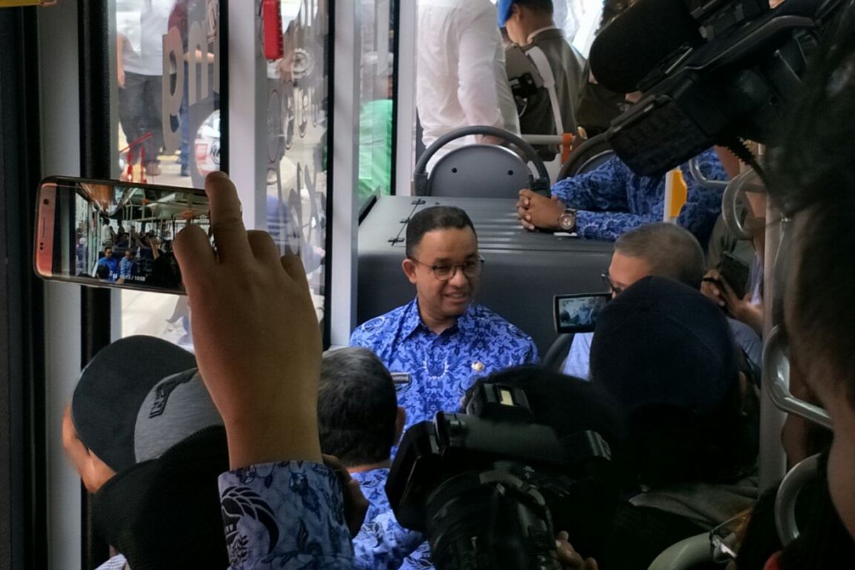 Gubernur DKI Jakarta Anies Baswedan mencoba bus transjakarta mengelilingi kawasan Tanah Abang, Jumat (22/12/2017). 