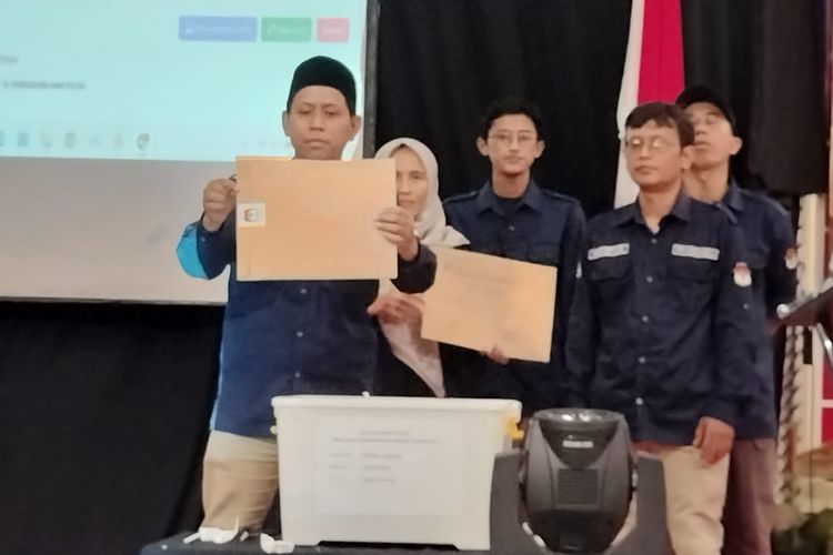 Sejumlah PPK membacakan perolehan suara pada Rapat Pleno Terbuka Rekapitulasi Hasil Penghitungan Suara di KPU Kota Pasuruan, Selasa (3/12/2024) 