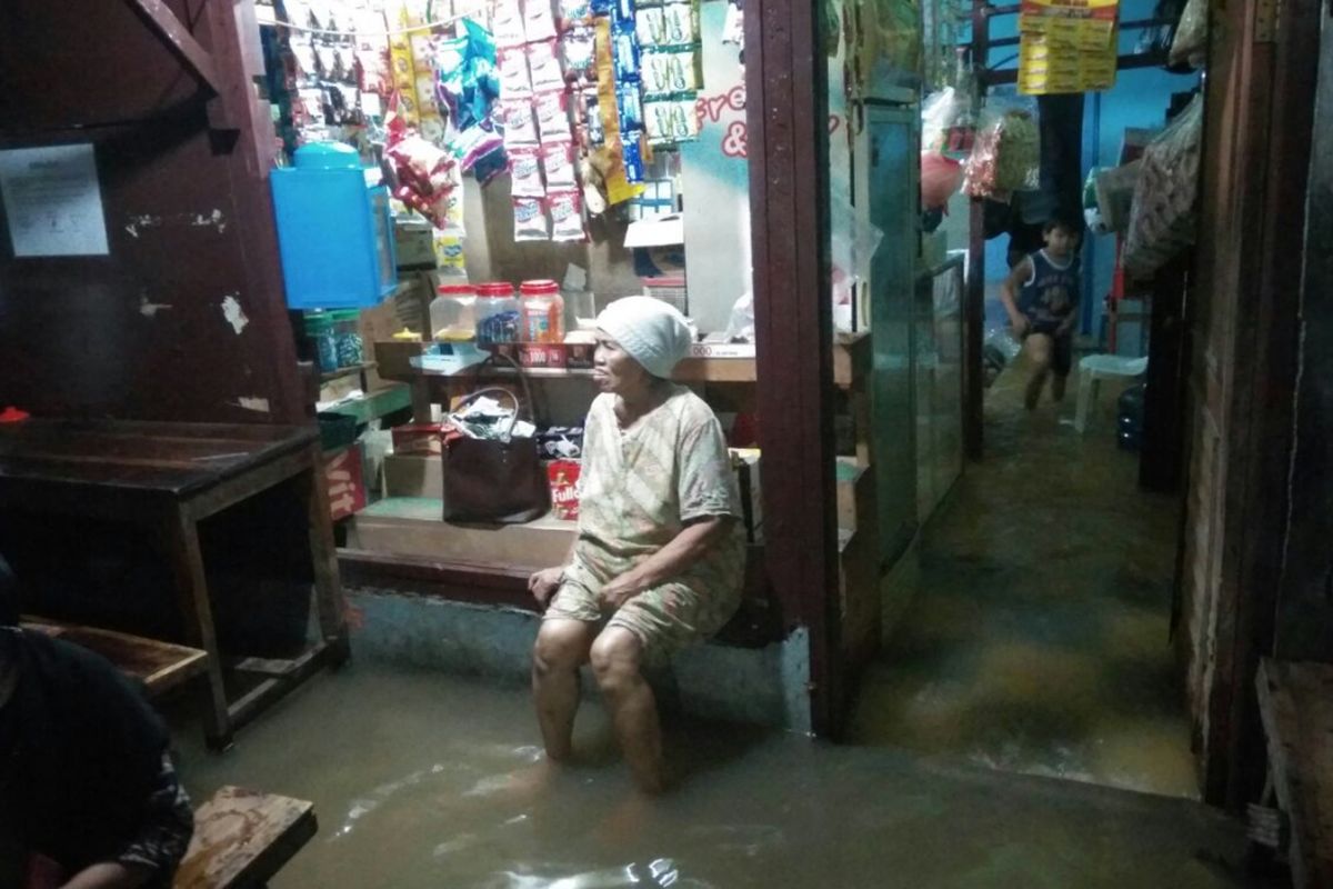 Warga Bidara Cina, Jakarta Timur mulai mengungsi akibat luapan Ciliwung, Senin (5/1/2018).