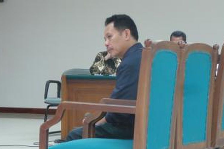 Staf panitera Mahkamah Agung Suprapto bersaksi dalam sidang kasus dugaan suap pengurusan kasasi Hutomo Wijaya Ongowarsito dengan terdakwa pegawai MA Djodi Supratman di Pengadilan Tindak Pidana Korupsi Jakarta, Senin (21/10/2013).