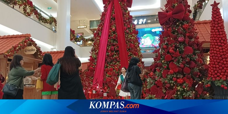 Semarak Natal di Plaza Indonesia, Pohon Raksasa Jadi Magnet Pengunjung