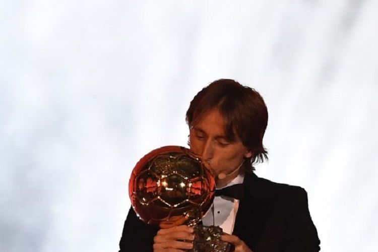 Gelandang Real Madrid asal Kroasia, Luka Modric, mencium trofi setelah menerima penghargaan Ballon dOr 2018 di Grand Palais, Paris, pada 3 Desember 2018.
