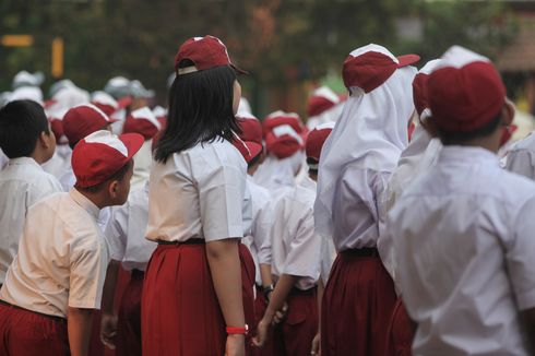 Guru SD Hukum Belasan Siswanya Makan Sampah gara-gara Ribut di Kelas