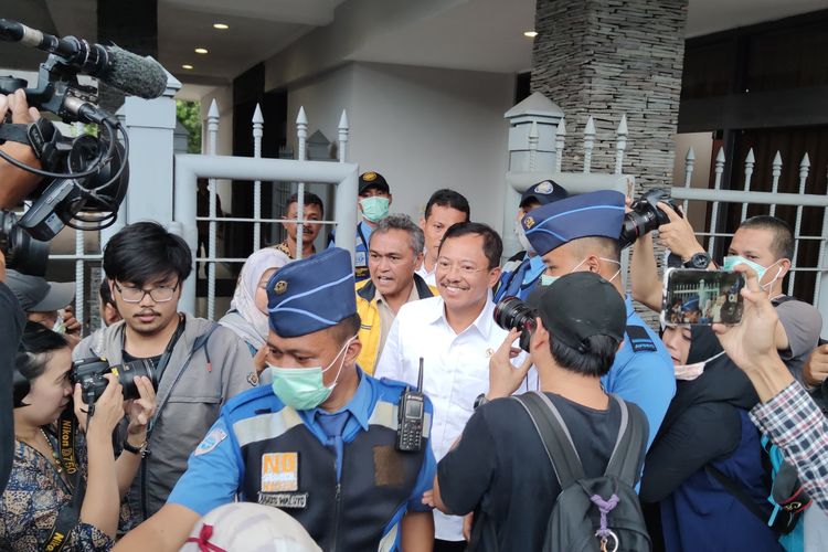 Menteri Kesehatan Terawan Agus Putranto tiba di Halim Perdanakusuma setelah menjemput WNI di Natuna, Sabtu (15/2/2020). 