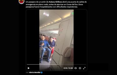 Seorang penumpang pria membuka pintu darurat pesawat Asiana Airlines OZ8124 sebelum mebdarat di Bandara Internasioal Daegu, Jumat (26/5/2023).