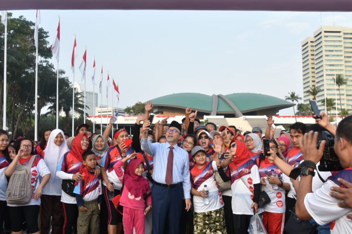 Jalan Sehat 4 Pilar 5 Km Bersama MPR diselenggarakan untuk memeriahkan HUT MPR RI.