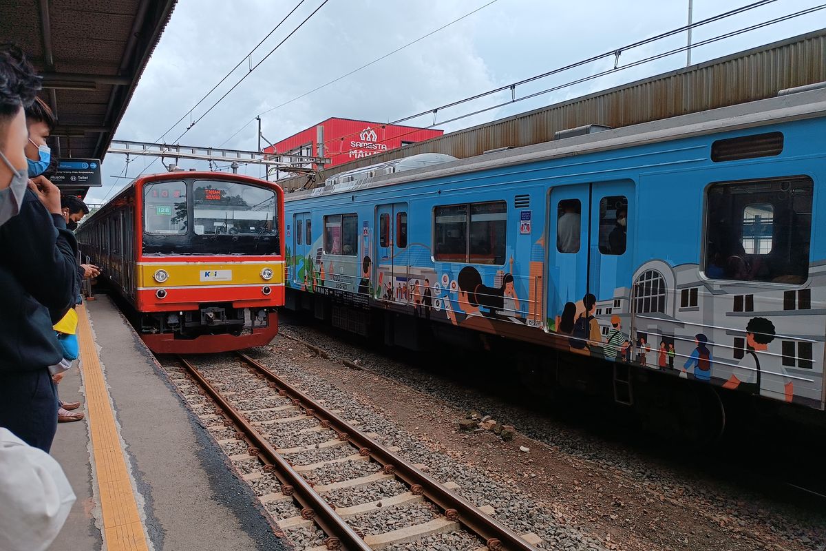 Rencana penggunaan kartu bayar KRL sesuai kemampuan mendapat penolakan dari salah satu penumpang inisial A. Hal itu diungkapkan A saat ditemui di Stasiun Rawa Buntu, Tangsel, pada Kamis (29/12/2022). 