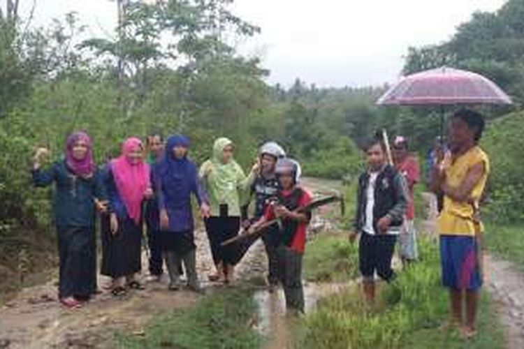 Empat wanita ujung tombak penanganan wabah antraks di Kabupaten Gorontalo saat mengunjungi desa untuk melakukan vaksinasi