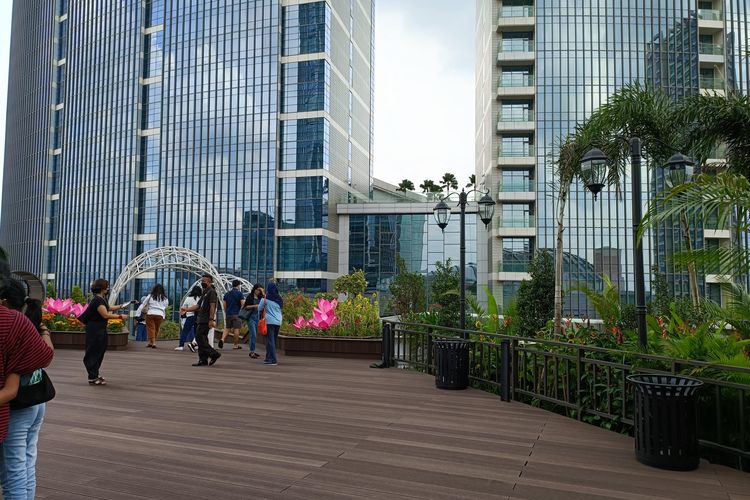 Area Love on Top (LoT) di rooftop Pondok Indah Mall 3, Jakarta Selatan, Sabtu (22/01/2022).