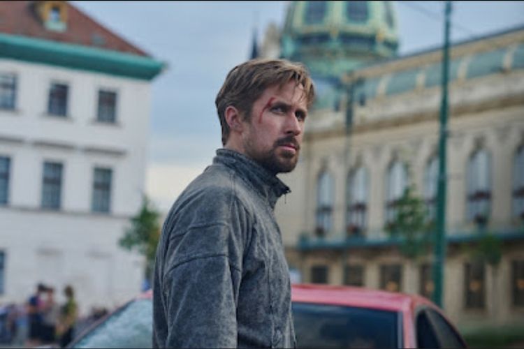 Ryan Gosling dalam salah satu adegan di film The Gray Man.