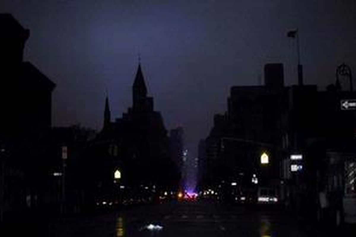 Pemadaman listrik terjadi di wilayah Manhattan, New York, akibat hantaman Badai Sandy, Senin (29/10/2012) malam. RS Tisch NYU terpaksa mengungsikan ratusan pasiennya akibat padamnya listrik dan generator cadangan tidak berfungsi.  