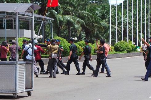 Panjat Gerbang DPR, Mahasiswa Ditangkap