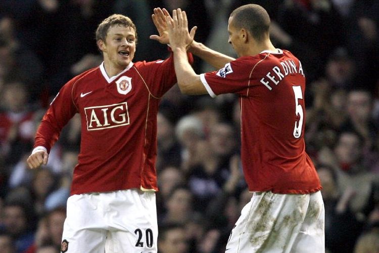 Ole Gunnar Solskjaer (kiri) bersama Rio Ferdinan (kanan) kala masih berstatus sebagai pemain Manchester United.