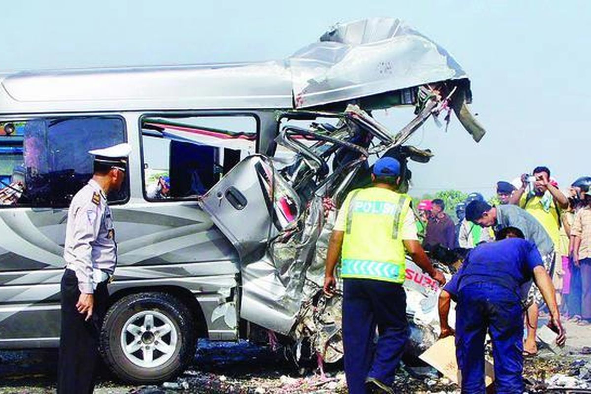 Minibus angkutan umum travel Nusantara Jaya bernomor polisi AG 7103 ML, yang ditumpangi 20 penumpang, hancur akibat tabrakan maut dengan bus Sumber Kencono bernomor polisi W 7181 UY, Senin (12/9), di Jalan Bypass Mojokerto Kilometer 51, Mojokerto, Jawa Timur. Peristiwa ini mengakibatkan 20 orang tewas.