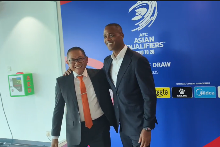 Pelatih Timnas Indonesia, Patrick Kluivert, dan Ketua BTN, Sumardji, bergurau saat menghadiri acara drawing atau undian ronde 4 Kualifikasi Piala Dunia 2026 Zona Asia di AFC House, Kuala Lumpur, Malaysia, Kamis (17/7/2025).