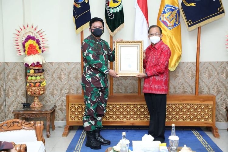 Panglima TNI Marsekal Hadi Tjahjanto memberikan piagam penghargaan kepada Gubernur Bali I Wayan Koster atas kinerjanya dalam menerapkan pemberlakuan pembatasan kegiatan masyarakat (PPKM) skala mikro.