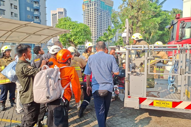 Momen Damkar Selamatkan 3 Bayi dalam Kebakaran Apartemen Pavilion Jakpus