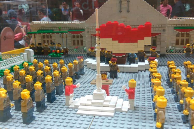 Lego yang disusun menggambarkan upacara bendera