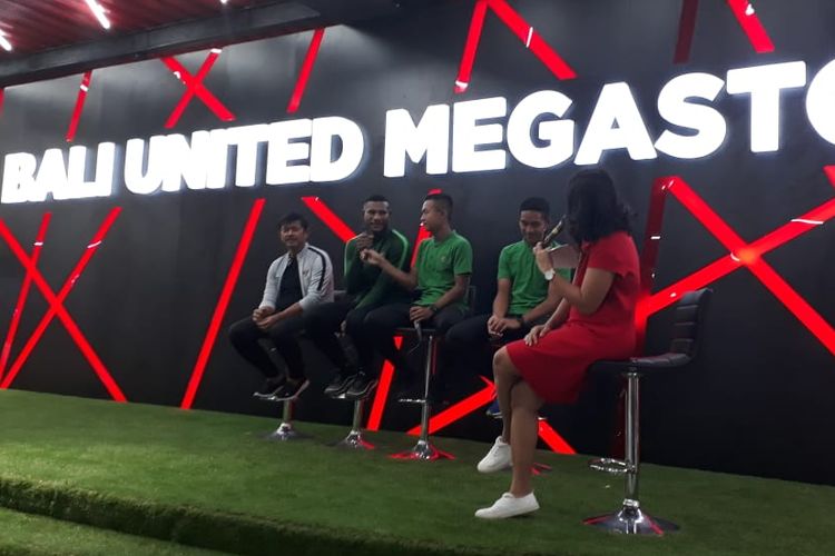 Indra Sjafri dalam acara talkshow dengan tema The Secret Formula To Becoming Profesional Athletes yang digelar di Bali United Store, Sabtu (16/3/2019). Talkshow ini bagian dari acara Bali United Festival. 
