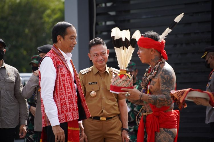 Wali Kota Pontianak Edi Rusdi Kamtono (tengah) menyambut kedatangan Presiden RI Jokowi di Rumah Radakng, Selasa (29/11/2022).