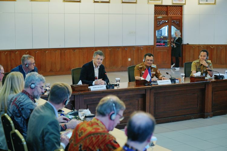 SURAKARTA: H.E. Denis Chaibi, Duta Besar Uni Eropa untuk Indonesia (kiri) berdiskusi bersama Komjen Pol (P) Drs Ahmad Luthfi, Gubernur Jawa Tengah (tengah) dan Respati Ardi, Walikota Surakarta terkait kolaborasi ketahanan pangan pada pertemuan bilateral bertema ?SWITCH-Asia Low Carbon Rice Project antara Tim Eropa dan Pemerintah Provinsi Jawa Tengah di Balaikota Surakarta, Surakarta, Jawa Tengah, pada hari Senin (30/06).