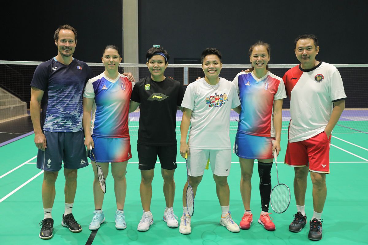 Ganda putri Indonesia, Apriyani Rahayu/Siti Fadia Silva Ramadanti, melakukan persiapan secara serius menjelang Olimpiade 2024 Paris dengan menjalani latihan tanding melawan Margot Lambert/Anne Tran, di training camp di Chambly pada Jumat (19/7/2024).