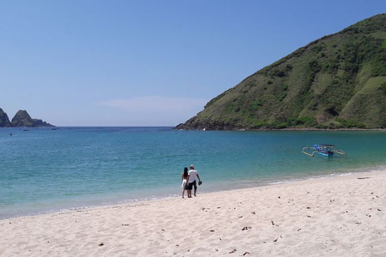 Wisatawan di Pantai Mawun, Kabupaten Lombok Tengah, NTB, Rabu (20/2/2019).