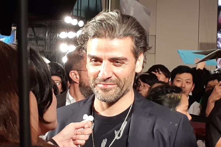 Pemeran Poe Dameron dalam film Star Wars, Oscar Isaac, saat menghadiri red carpet and fan meeting di Tokyo, Jepang, Rabu (11/12/2019).