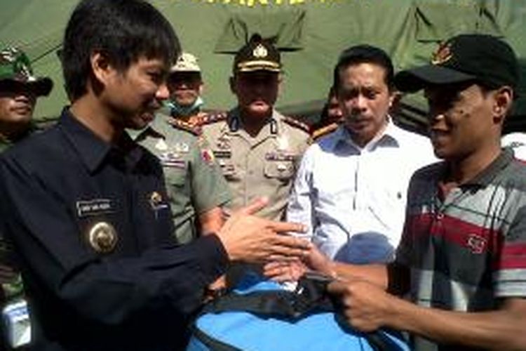 Bupati Bondowoso Amin Said Husni, menyerahkan bantuan secara simbolik kepada korban ledakan maut di Gang Malabar Kelurahan Kota Kulon, Bondowoso, Jawa Timur, Senin (30/9/13) 