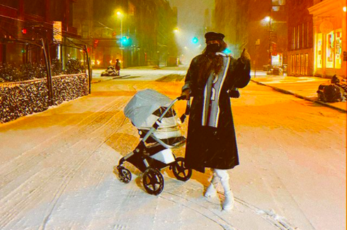 Gigi Hadid Bagikan Foto Putrinya Saat Nikmati Salju di New York