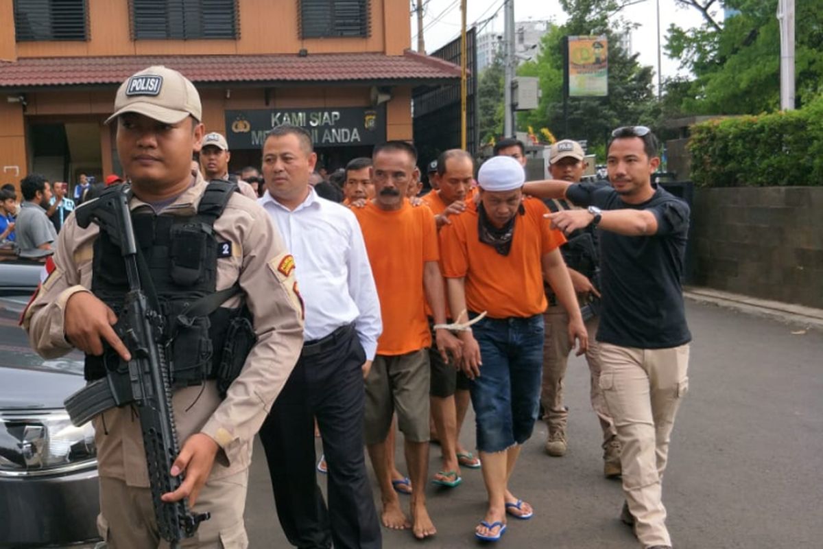 Aparat polisi dari Polres Metro Jakarta Barat menangkap 10 tersangka preman yang menamai diri sebagai Kelompok Hercules pada operasi premanisme pada Selasa (6/11/2018) lalu. Mereka diamankan di Mapolres Metro Jakarta Barat dan diungkap ke publik pada Senin (12/11/2018). 
