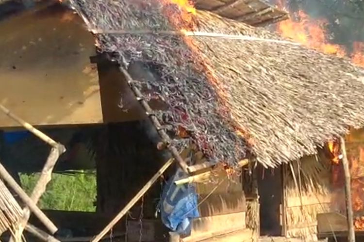 Pondok yang kerap digunakan pengguna narkoba jenis sabu dibakar aparat polisi dari Polres Ogan Ilir dan Polsek Tanjung Raja. 