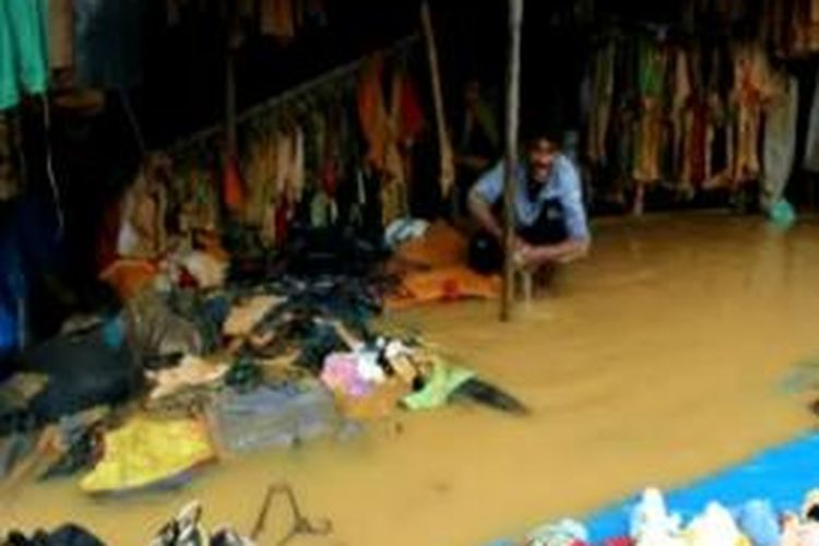 Para pedagang di Pasar Panjang Anggoeya, Kota Kendari, membersihkan barang dagangan dari lumpur sisa banjir, Kamis (18/7/2013). Mereka memanfaatkan cuaca cerah, setelah berhari-hari kota itu diguyur hujan yang menyebabkan banjir.
