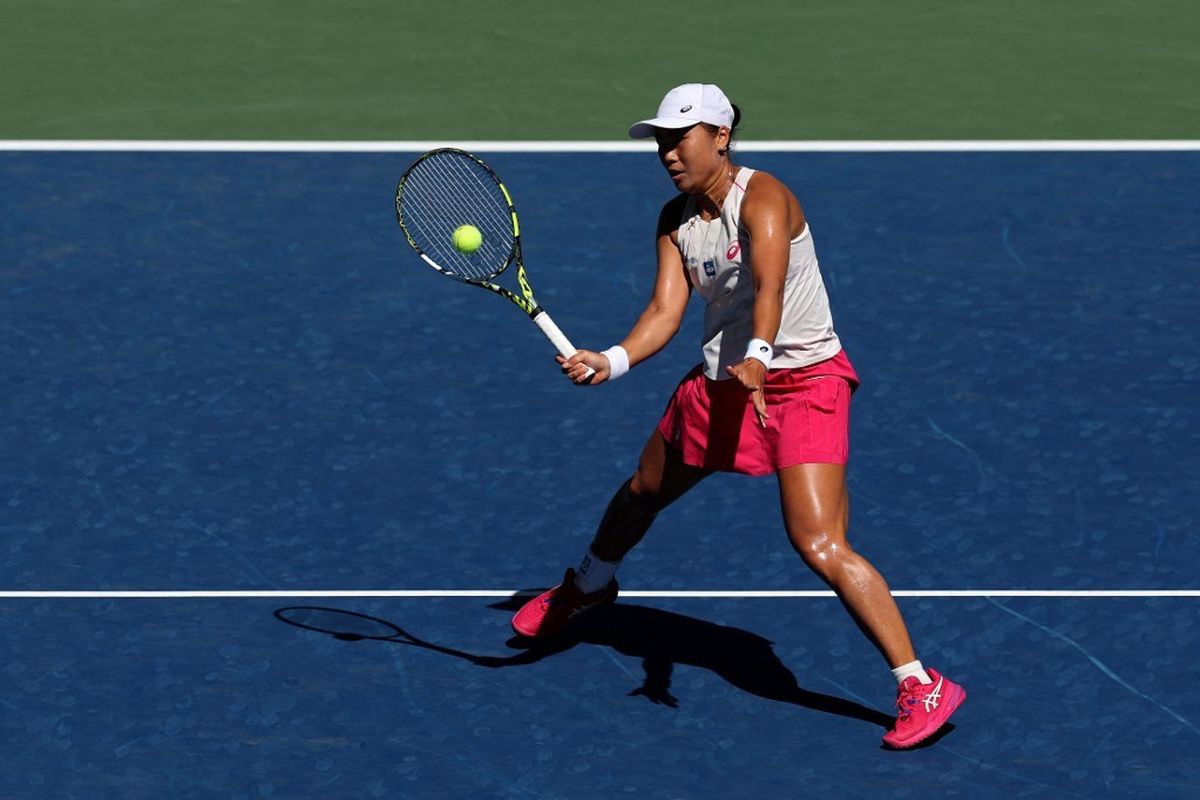 Petenis Indonesia, Janice Tjen, melawan Emma Raducanu dari Inggris Raya dalam pertandingan putaran kedua tunggal putri US Open 2025 di USTA Billie Jean King pada 27 Agustus 2025 di Queens, New York, Amerika Serikat. Clive Brunskill/Getty Images/AFP (Foto oleh CLIVE BRUNSKILL / GETTY IMAGES AMERIKA UTARA / Getty Images via AFP)