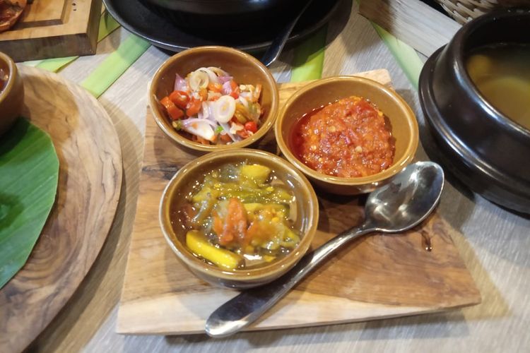 Sambal Ulek, Sambal Matah, dan Sambal Kesuna Cekuh dalam sajian Megibung di restoran Bali Timbungan Sarinah.