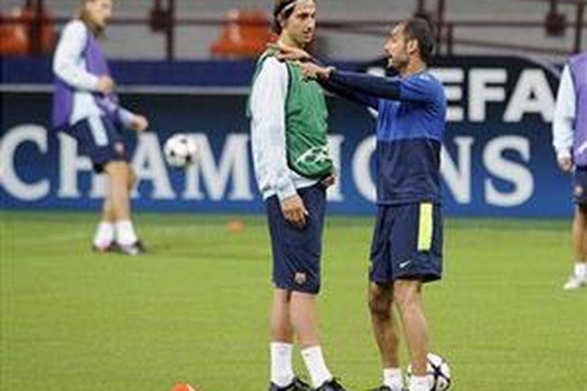 Zlatan Ibrahimovic (kiri) dan pelatih Barcelona, Pep Guardiola, dalam sebuah sesi latihan.