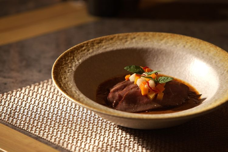 Salah satu menu The Masters Plate Thai Legacy di Refresh All-day Dining di Garrya Bianti Yogyakarta, Sabtu (22/11/2025). 