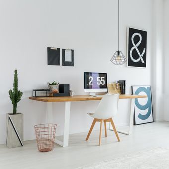 Ilustrasi ruang kerja minimalis di rumah. 