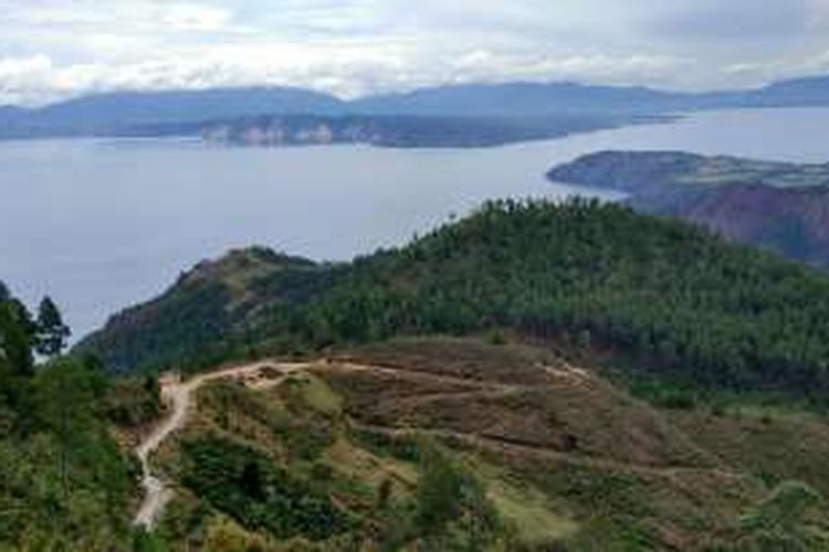 Pemandangan Danau Toba yang terlihat dari obyek wisata reliji Bukit Doa Tapanuli Bersinar (Taber) di Huta Ginjang, Kecamatan Muara, Kabupaten Tapanuli Utara, Sumatera Utara. Foto diambil Jumat (9/9/2016).