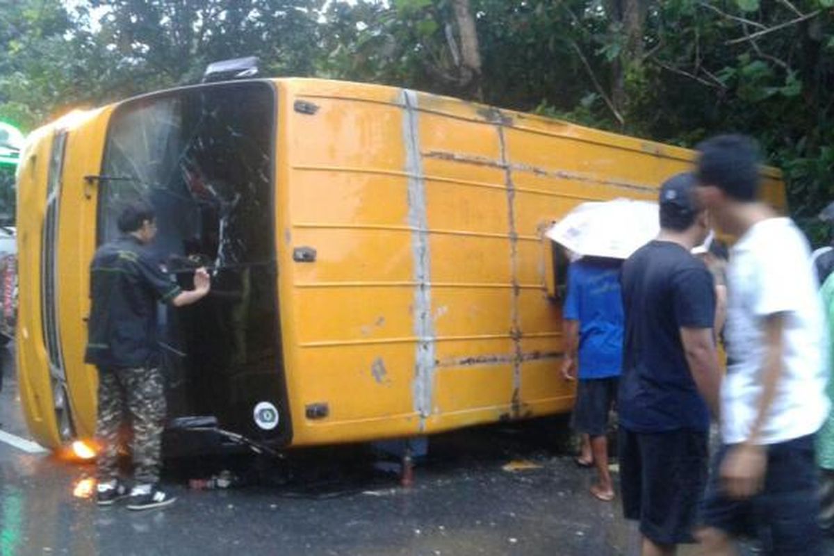 Foto Bus Terbalik Di Desa Kuku,Kecamatan Pamona Utara Pada Minggu (14/8/2016)