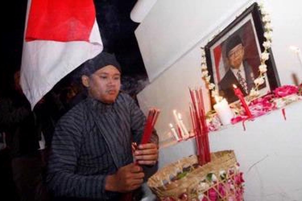 Warga menggelar doa bersama untuk mengenang almarhum mantan Presiden RI, Abdurrahman Wahid (Gus Dur) di Tugu, Yogyakarta, Rabu (30/12/2009) malam. Abdurrahman Wahid meninggal pada usia 69 tahun dan akan dimakamkan di Jombang, Jawa Timur, Kamis (31/12/2009). KOMPAS IMAGES/KRISTIANTO PURNOMO