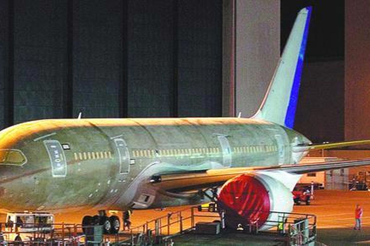 Boeing 787 Dreamliner keluar dari pabrik perakitan Boeing di Everett, Negara Bagian Washington, Juli lalu. Boeing menangguhkan penyerahan pesawat ini.  