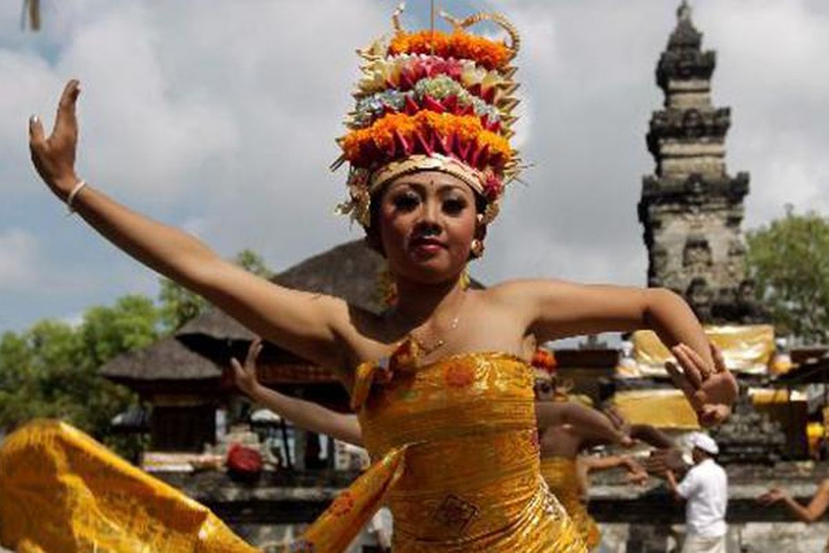 Pertunjukan tari Bali memeriahkan hari raya Kuningan di Pura Sakenan, Pulau Serangan, Denpasar, Bali, Sabtu (8/9/2012). Hari raya Kuningan menutup rangkaian hari raya Galungan yakni 10 hari sesudahnya. Kata kuningan sendiri memiliki makna ka-uningan yang artinya mencapai peningkatan spiritual dengan cara introspeksi agar terhindar dari mara bahaya.  