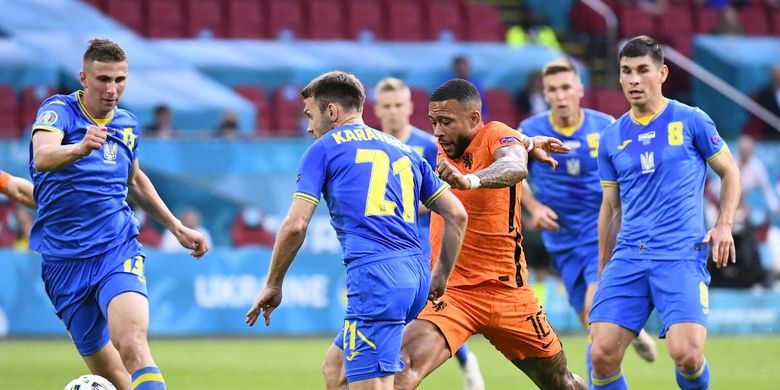 Memphis Depay dibayangi para pemain Ukraina dalam pertandingan Belanda vs Ukraina di Euro 2020 di Johan Cruyff Arena, Amsterdam, Senin (14/6/2021) dini hari WIB. 